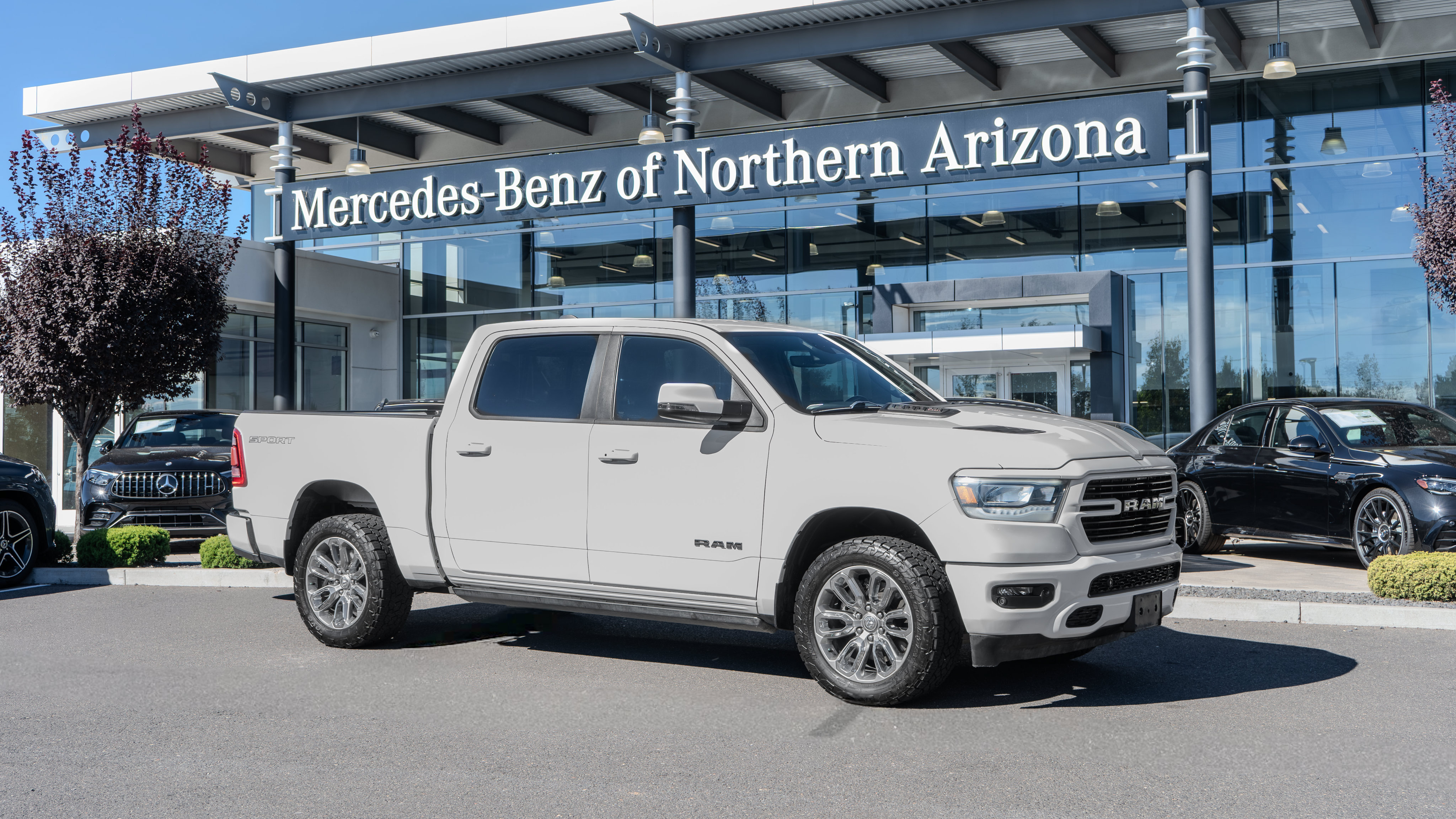 Used 2023 RAM 1500 Laramie AWD/4WD image 1