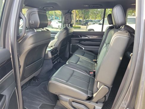 Used 2024 Jeep Wagoneer 4WD image 9