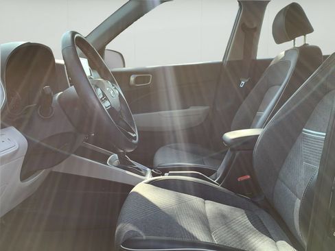 Certified 2022 Hyundai Venue Limited FWD image 18
