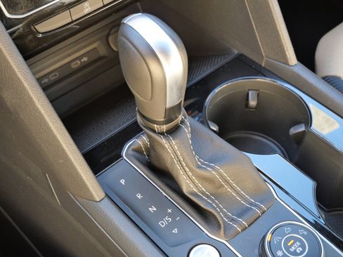 Certified 2022 Volkswagen Atlas Cross Sport SE image 25