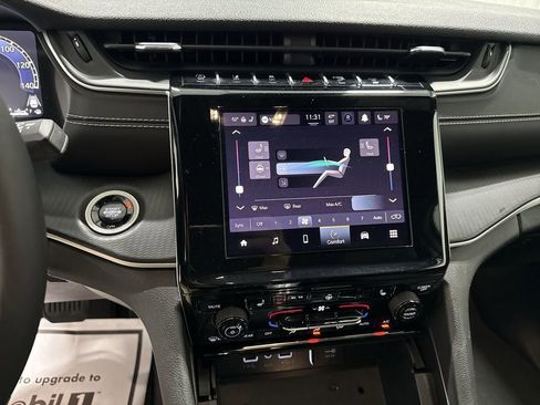 Used 2024 Jeep Grand Cherokee Altitude image 17