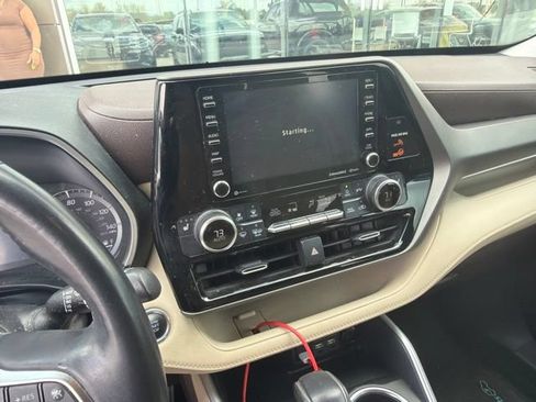 Used 2021 Toyota Highlander XLE FWD image 6
