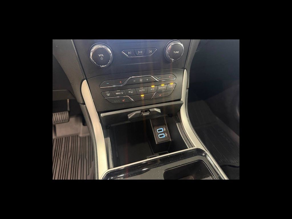 Used 2019 Ford Edge SEL w/ Equipment Group 201A AWD/4WD image 24