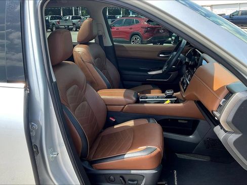 Used 2023 Nissan Pathfinder Platinum AWD/4WD image 16