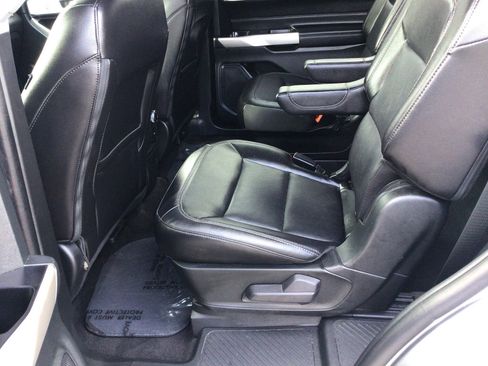 Used 2023 Ford Explorer Limited image 13