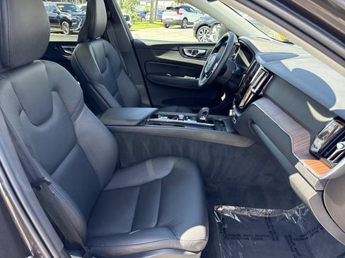 Used 2022 Volvo XC60 B5 Momentum w/ Climate Package FWD image 24