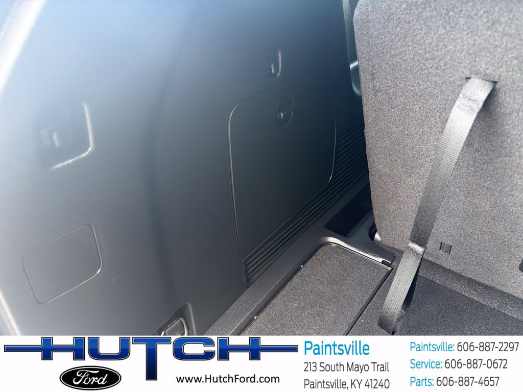 Used 2023 Ford Explorer XLT AWD/4WD image 12