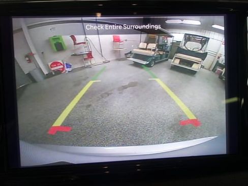 Used 2024 Chrysler Pacifica Touring-L FWD image 15