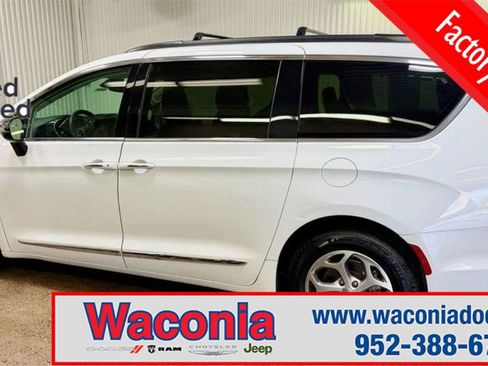 Certified 2023 Chrysler Pacifica Limited FWD image 1