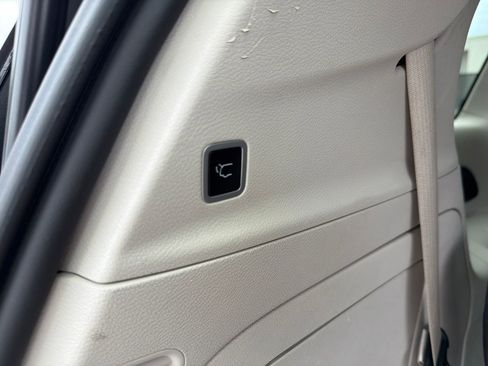 Used 2024 Chrysler Pacifica Limited FWD image 38