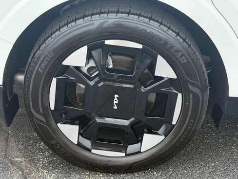 Used 2025 Kia Carnival EX FWD image 13
