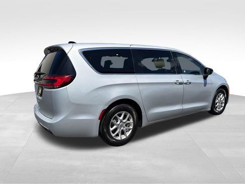 Used 2024 Chrysler Pacifica Touring-L FWD image 6