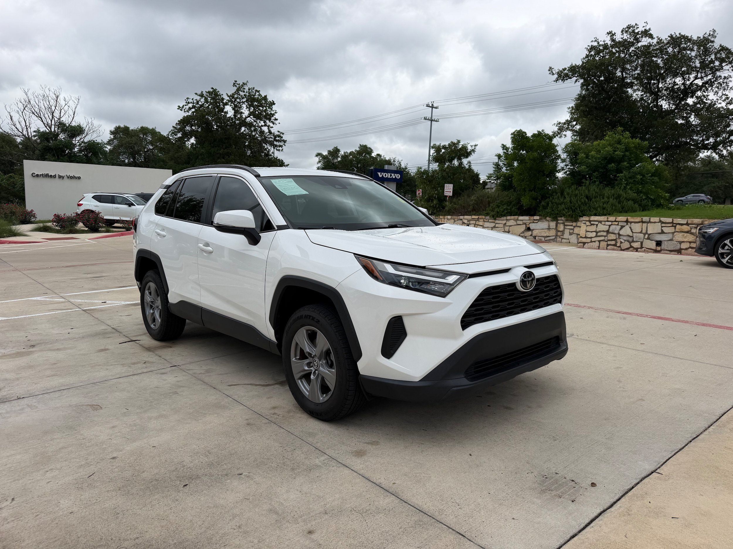 Used 2022 Toyota RAV4 XLE FWD image 7