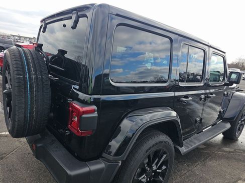 Used 2025 Jeep Wrangler Unlimited Sahara image 8