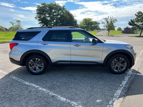 Used 2023 Ford Explorer XLT w/ Equipment Group 202A AWD/4WD image 12