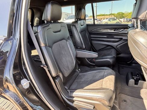 Used 2023 Jeep Grand Cherokee L Laredo image 27