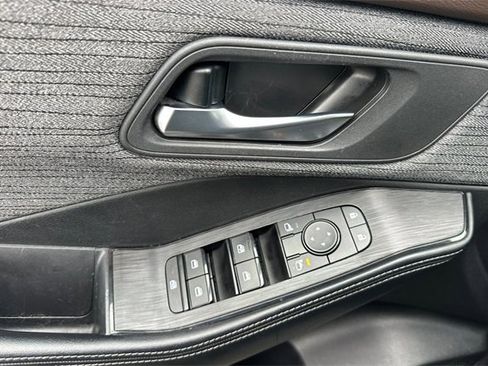 Used 2023 Nissan Rogue SV image 11