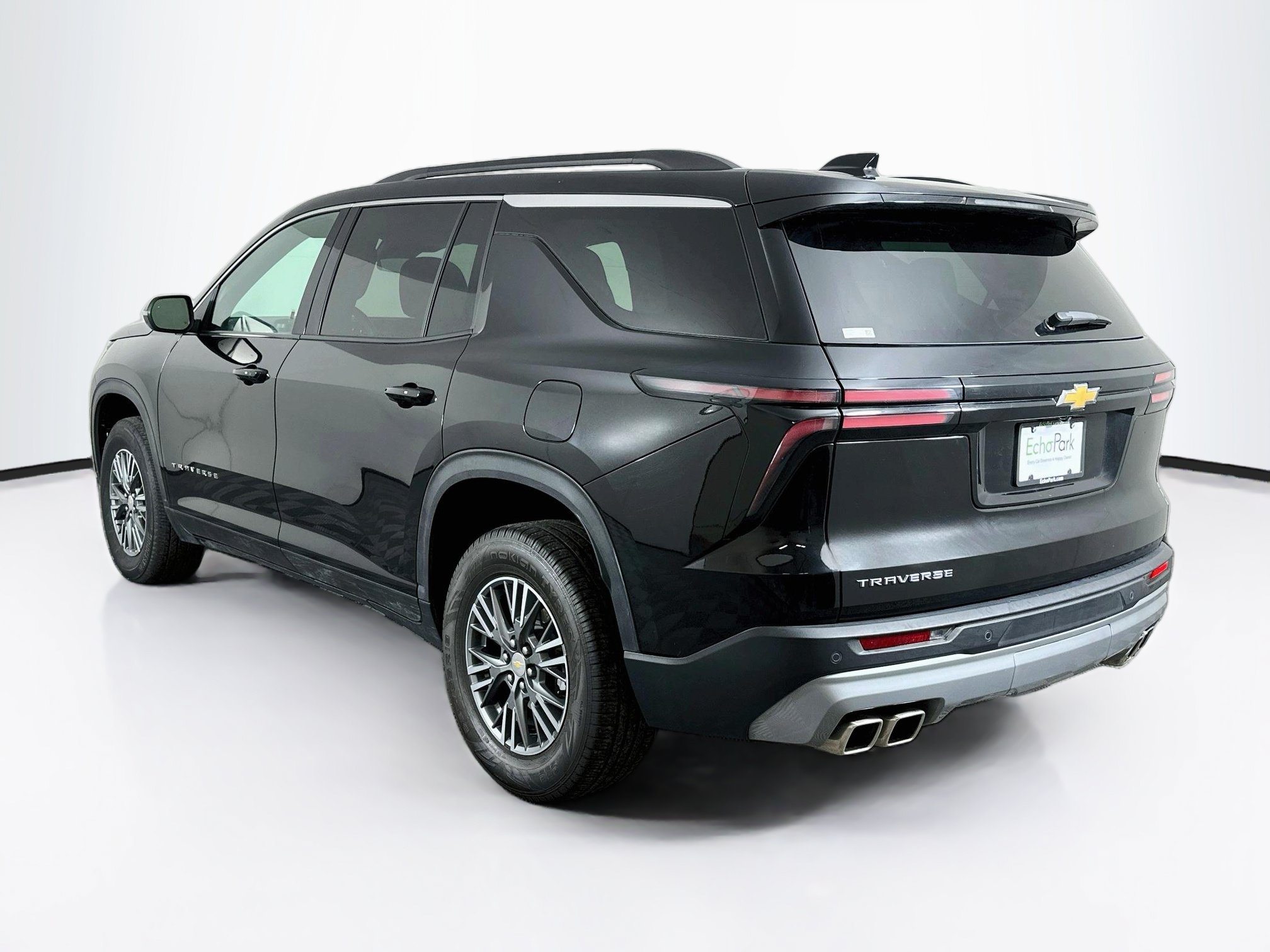 Used 2025 Chevrolet Traverse LT FWD image 5