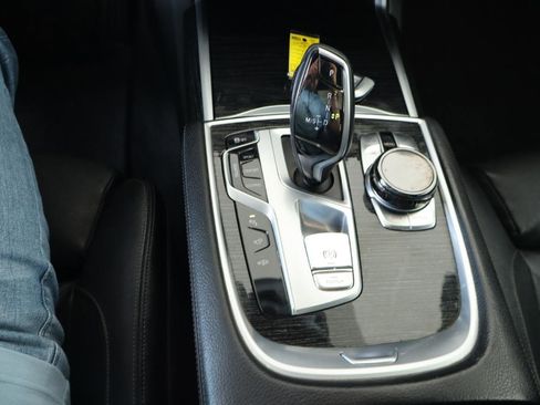 Used 2017 BMW 740i image 18