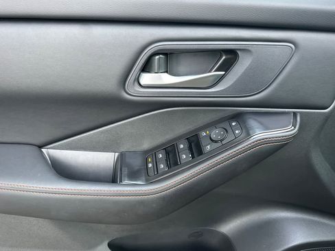 Used 2025 Nissan Rogue SV image 10