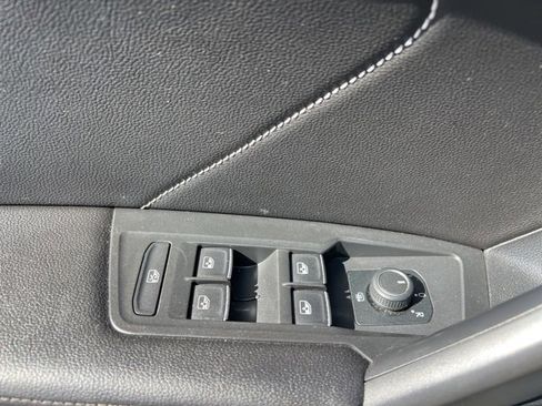 Used 2022 Volkswagen Tiguan SE image 18