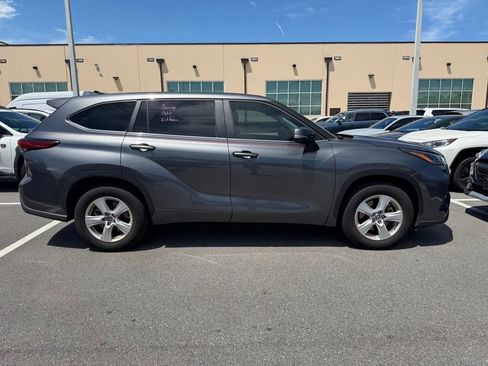 Used 2023 Toyota Highlander LE FWD image 2