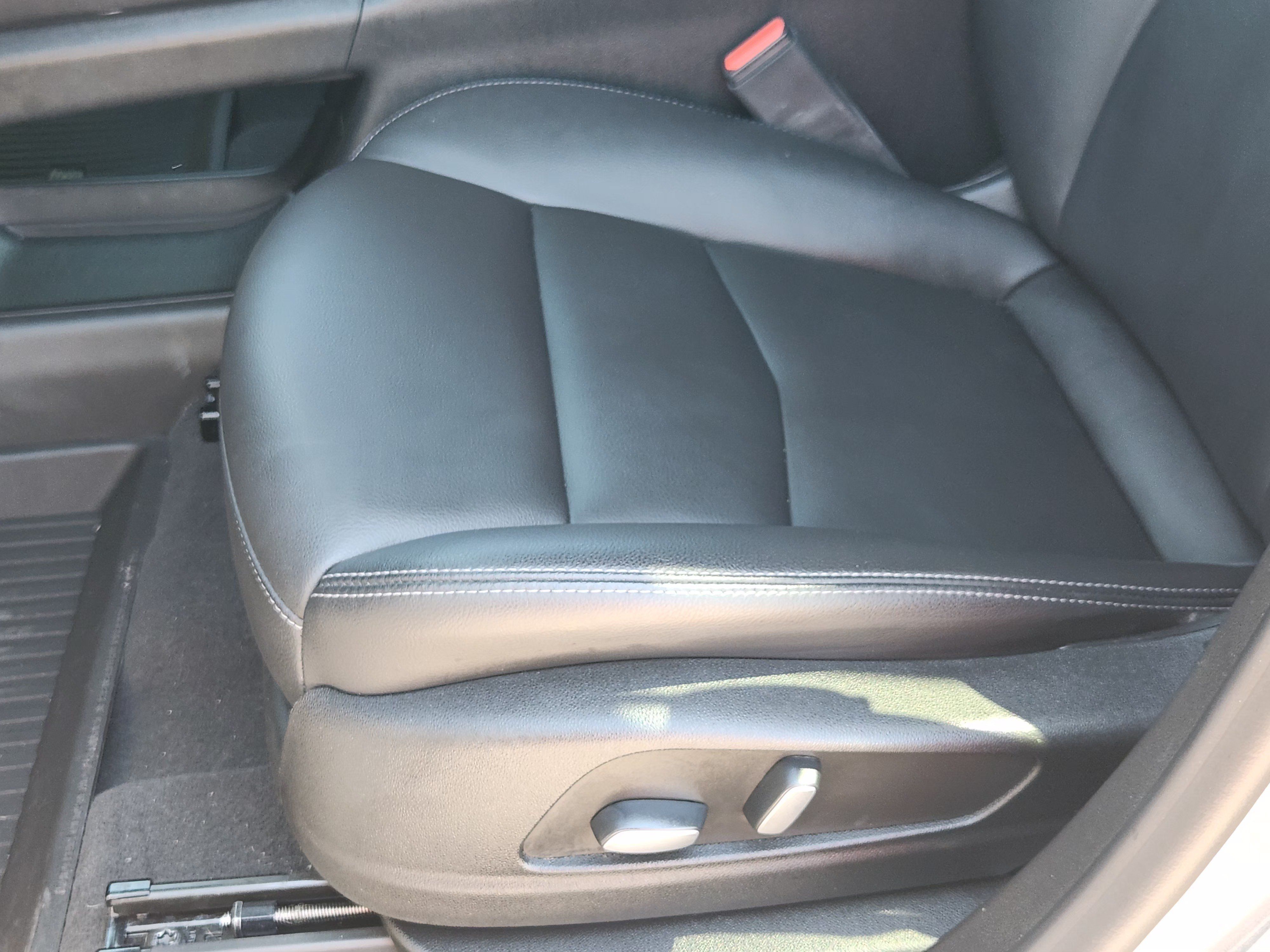 Used 2022 Cadillac XT5 Luxury w/ LPO, Floor Liner Package FWD image 25