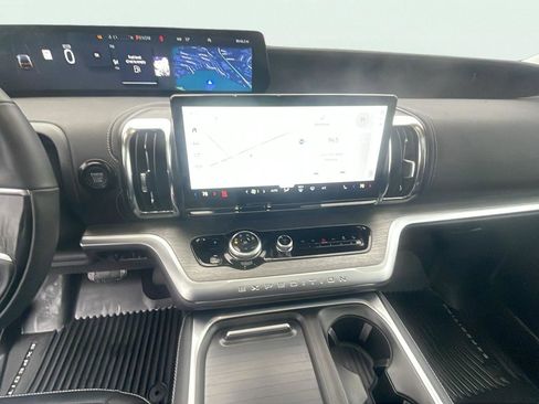 Used 2025 Ford Expedition Platinum image 13