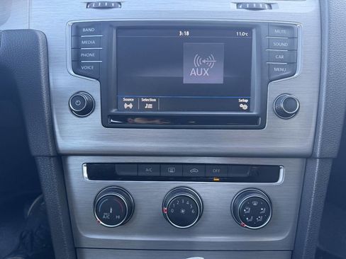 Used 2017 Volkswagen Golf S image 32