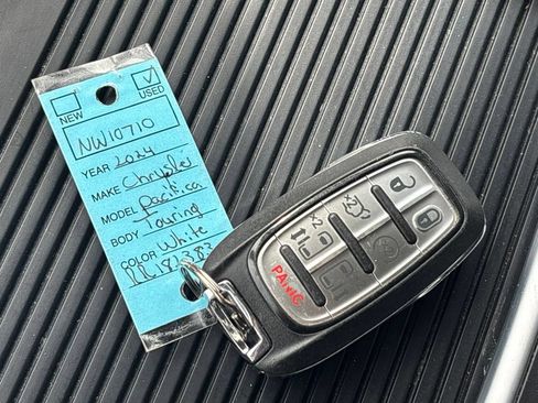 Used 2024 Chrysler Pacifica Touring-L FWD image 34