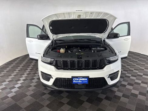 Used 2025 Jeep Grand Cherokee Altitude AWD/4WD image 14