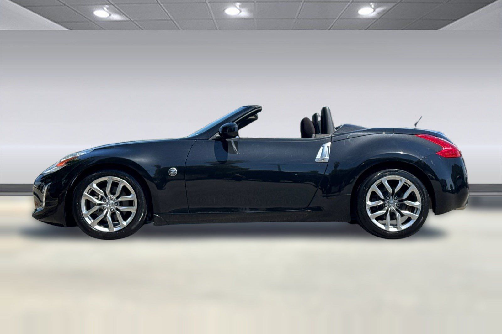 Used 2014 Nissan 370Z Roadster RWD image 2