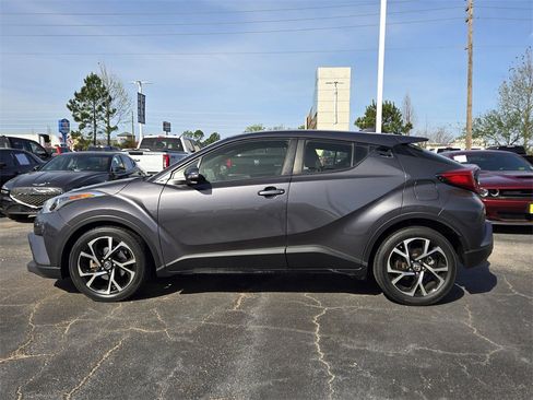 Used 2019 Toyota C-HR XLE image 7