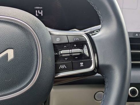 Used 2025 Kia Carnival EX FWD image 27
