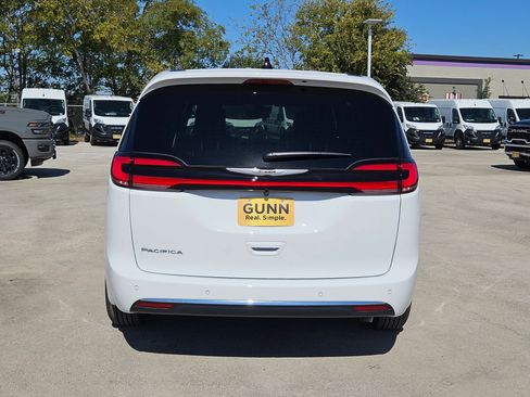 New 2026 Chrysler Pacifica Select image 4