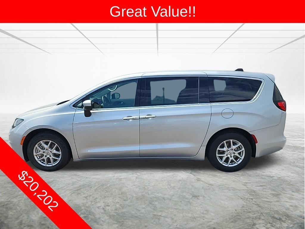 Used 2023 Chrysler Voyager LX FWD image 2