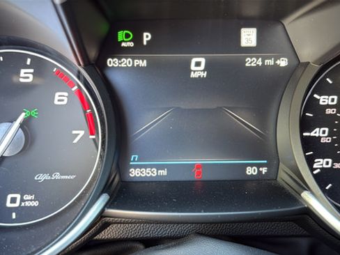 Used 2023 Alfa Romeo Giulia Veloce RWD image 16