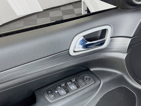 Used 2022 Jeep Grand Cherokee Laredo X image 17