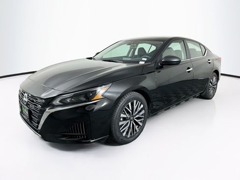 Used 2025 Nissan Altima 2.5 SV FWD image 3