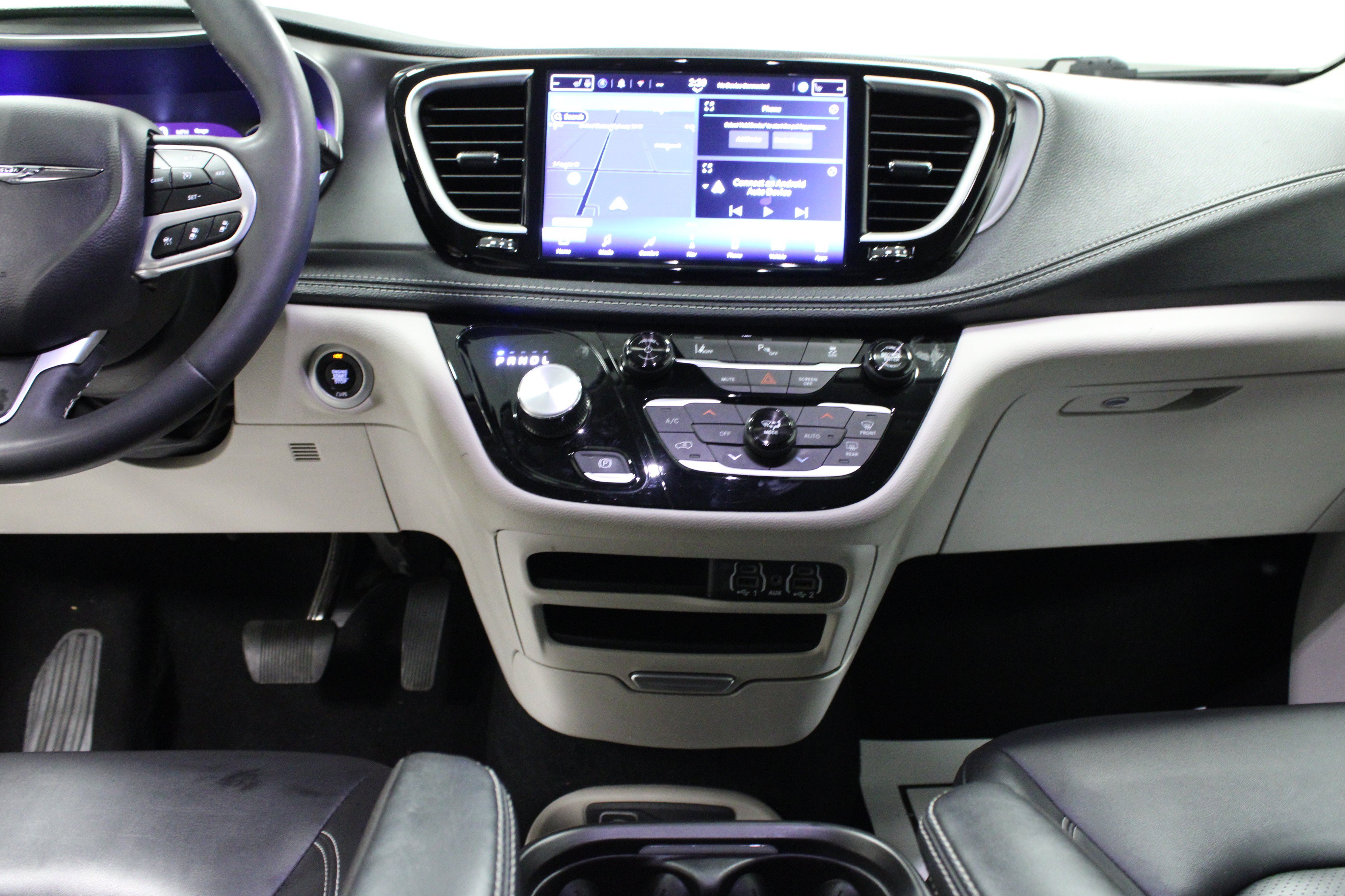 Used 2024 Chrysler Pacifica Limited FWD image 19