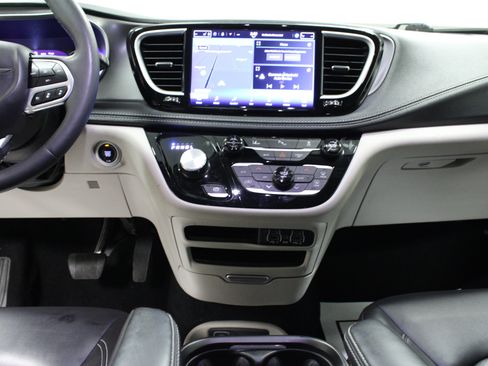 Used 2024 Chrysler Pacifica Limited FWD image 19