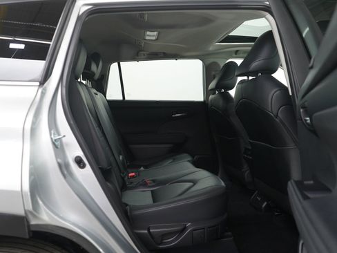 Used 2023 Toyota Highlander XLE image 13