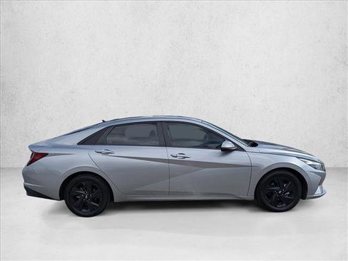 Used 2022 Hyundai Elantra SEL w/ Convenience Package FWD image 4