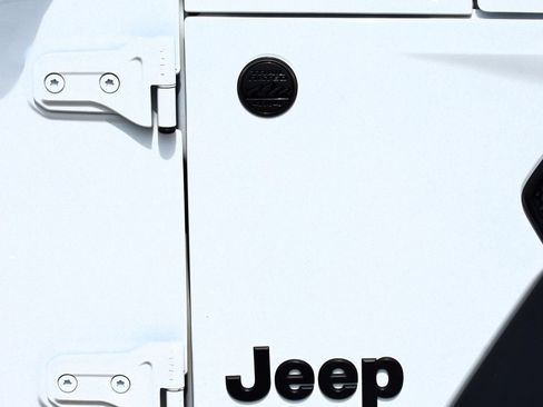 Used 2025 Jeep Gladiator Sport AWD/4WD image 9