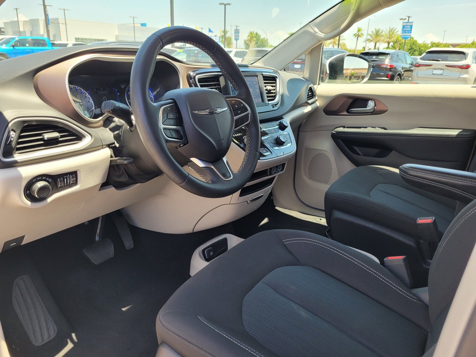 Used 2023 Chrysler Voyager LX FWD image 10