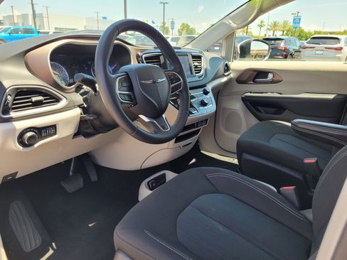 Used 2023 Chrysler Voyager LX FWD image 10