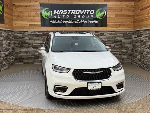 Used 2022 Chrysler Pacifica Limited FWD image 2