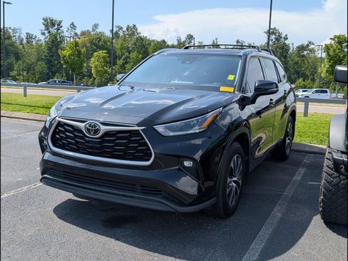 Used 2021 Toyota Highlander XLE AWD/4WD image 4