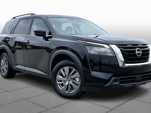 Used 2025 Nissan Pathfinder SV image 2