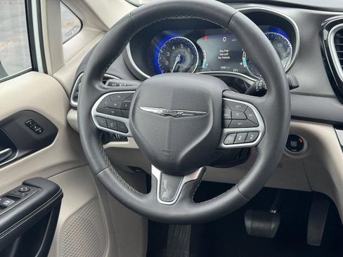 Used 2023 Chrysler Pacifica Touring-L FWD image 14